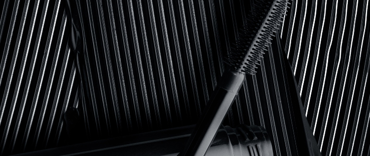 Pattern from mascara wand in mascara-formula